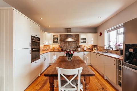 14 Bishops Meadow, Morchard Bishop, Crediton, EX17 6RA
