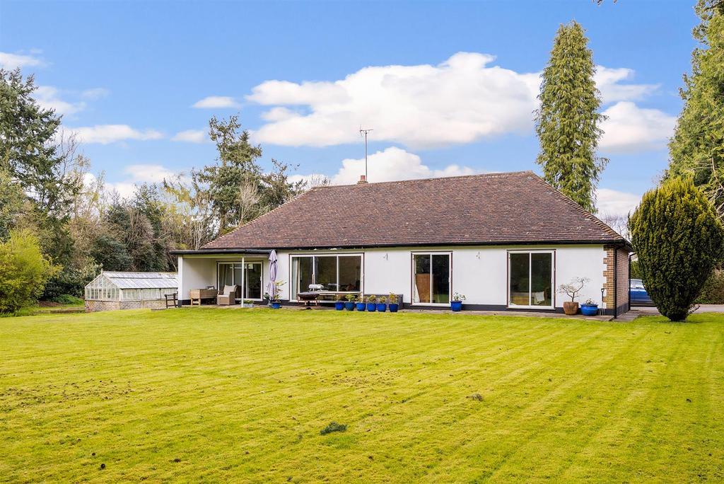 Dorking Road, Walton On The Hill, Tadworth 2 bed detached bungalow to