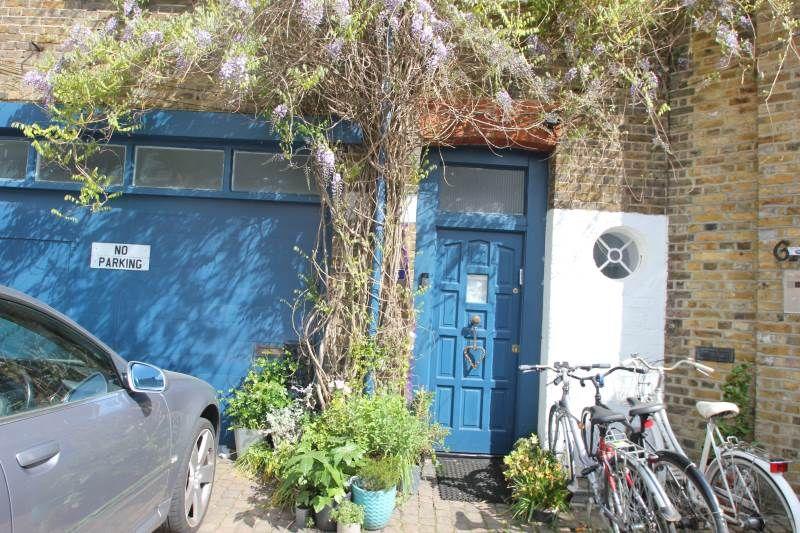West Hampstead Mews, West Hampstead, NW6 Mews £1,950 pcm (£450 pw)