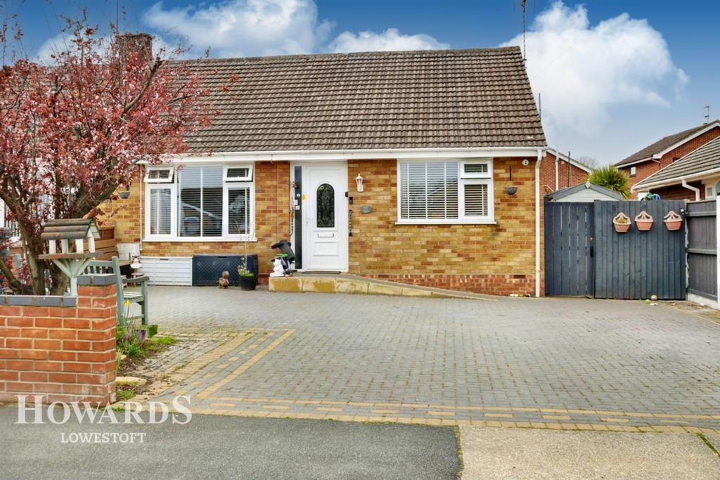 Fern Avenue, Lowestoft 5 bed semidetached bungalow £300,000