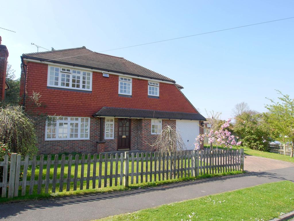Bullfinch Close, Sevenoaks, TN13 4 bed detached house £825,000