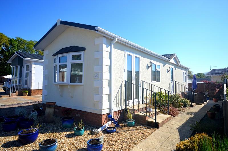 Woodlands Park, Hordle, Hampshire. SO41 0AE 2 bed mobile home £169,950