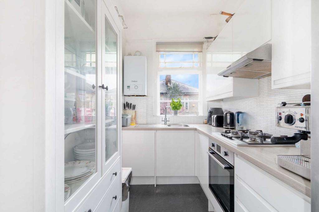 Trossachs Road East Dulwich SE22 8PY 3 bed £1,900 pcm (£