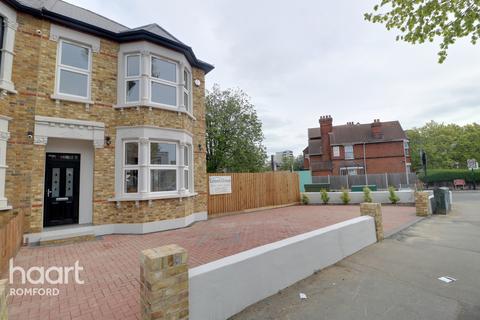 3 bedroom end of terrace house for sale - Mawney Road, ROMFORD
