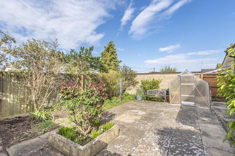 19 Larksfield Close, Carterton, OX18 3SY