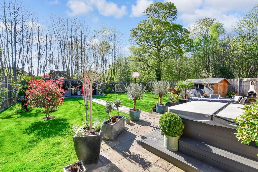 Hampden Way, West Malling, Kent 5 bed detached house £1,200,000