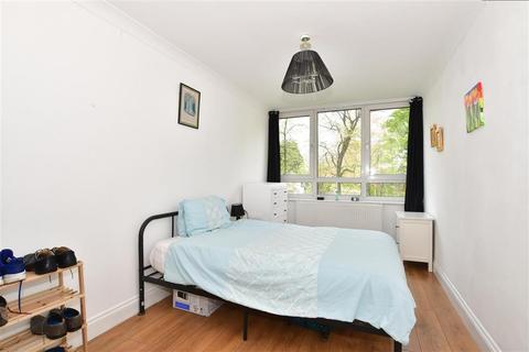 3 bedroom flat for sale - Portway Gardens, London
