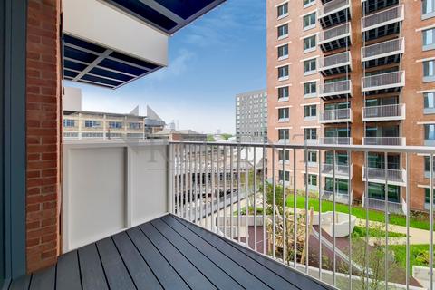 1 bedroom apartment to rent, Skyline Apartments, Makers Yard, E3