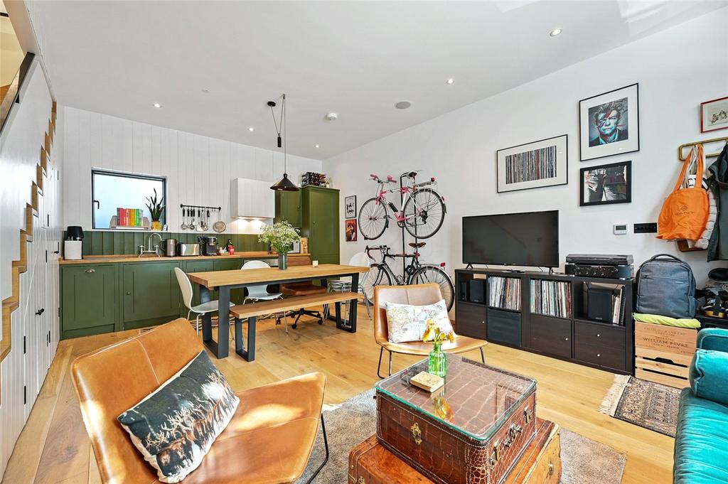 Godolphin Road, Shepherds Bush, London, W12 2 bed terraced house £