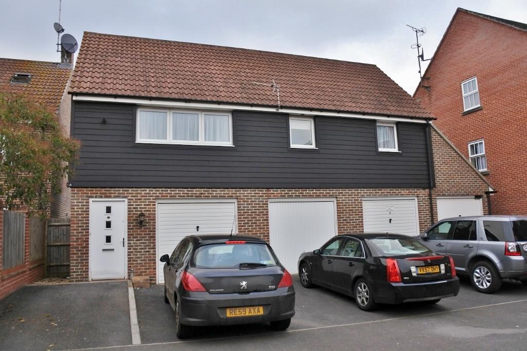 Barrington Drive, Marnel Park, Basingstoke, RG24 2 bed coach house £