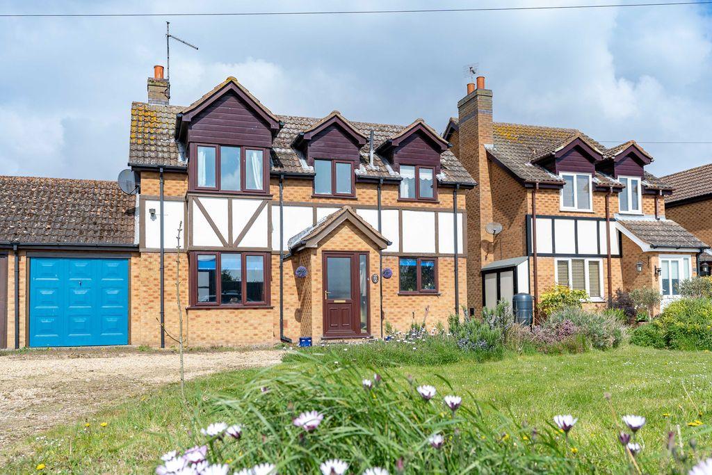 Lowgate, Lutton, Spalding PE12 9HP 2 bed link detached house £210,000