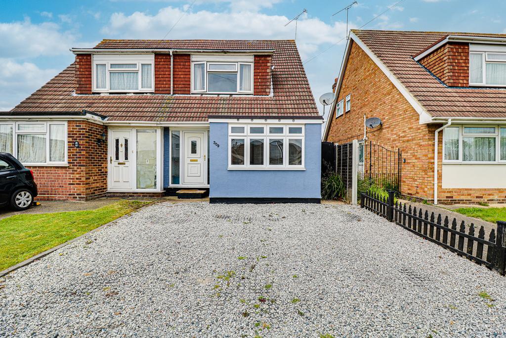Elmsleigh Drive, Leighonsea, SS9 3 bed semidetached house £400,000