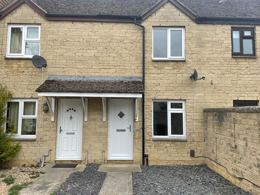 Manor Road, Witney, OX28 2 bed end of terrace house £1,000 pcm (£231 pw)