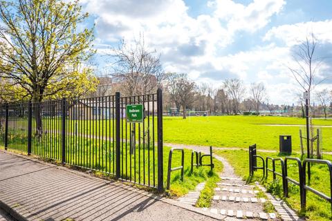 24/4 Redbraes Place, Edinburgh, EH7 4LL