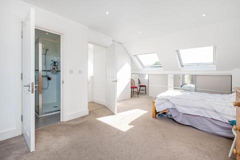 17 Fairway, London, SW20 9DN