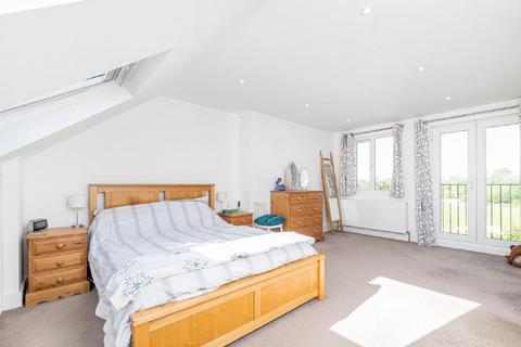 17 Fairway, London, SW20 9DN