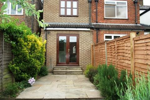 2 bedroom cottage to rent, Lattimore Rd in Central St Albans