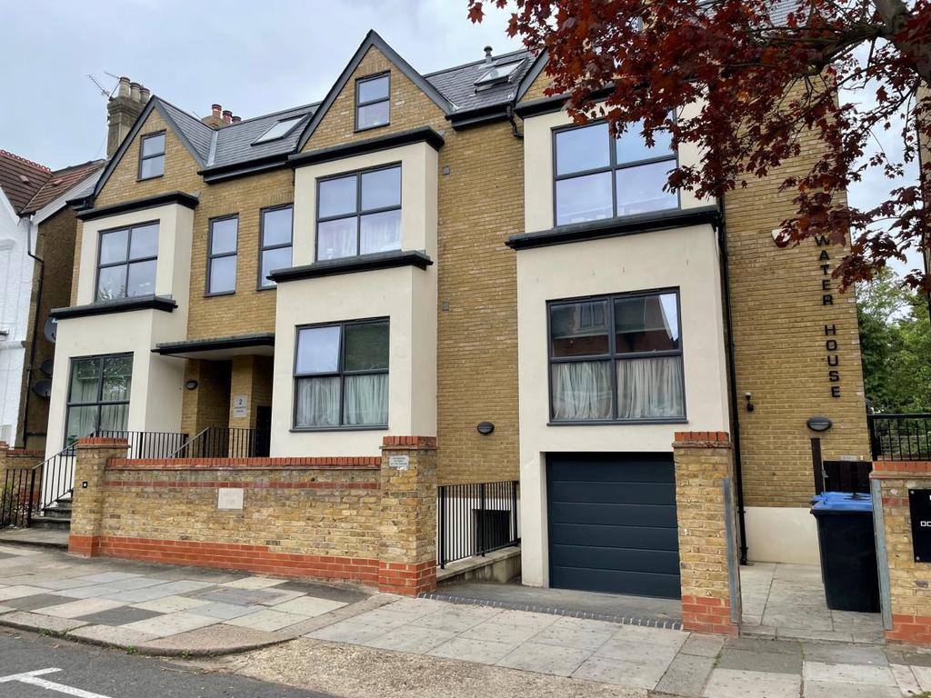 Rosewater House, Palmers Green 3 bed flat £1,595 pcm (£368 pw)