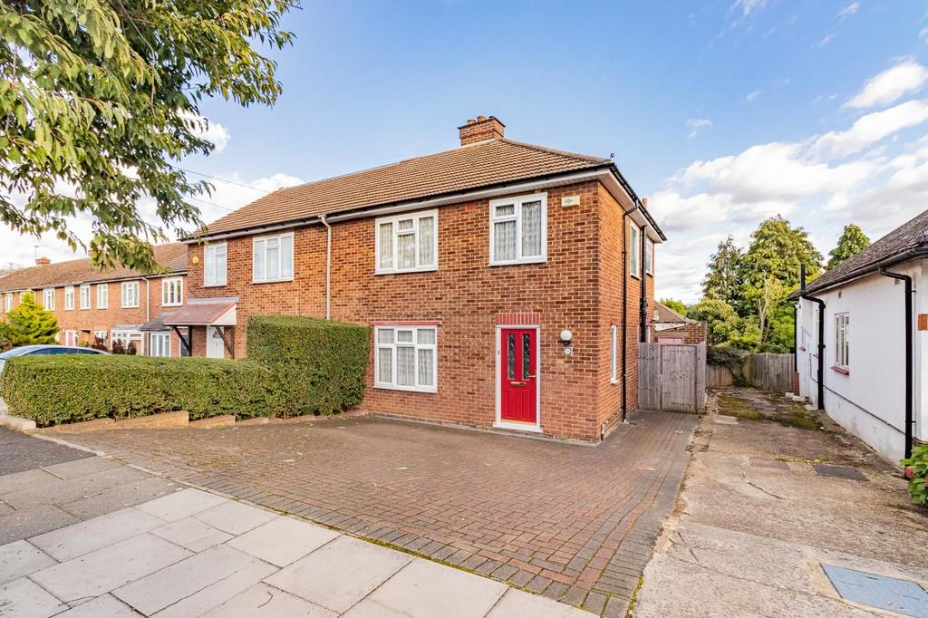 Fairmead Crescent, Edgware 3 bed semidetached house £2,050 pcm (£473 pw)