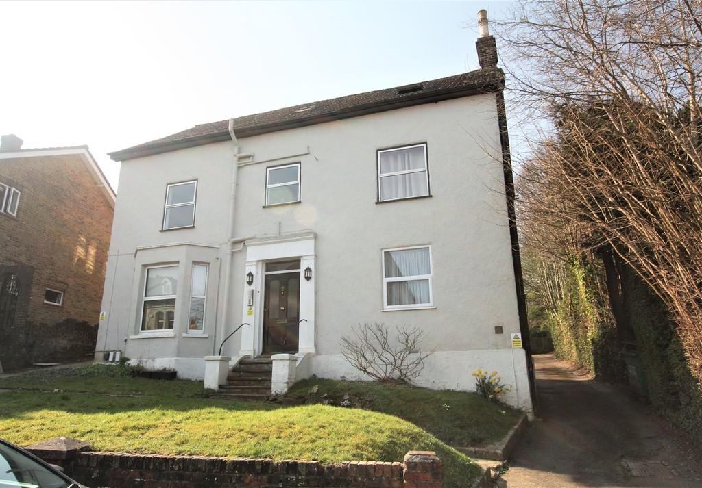 16 Grove Hill Road, Redhill 1 bed ground floor flat £950 pcm (£219 pw)