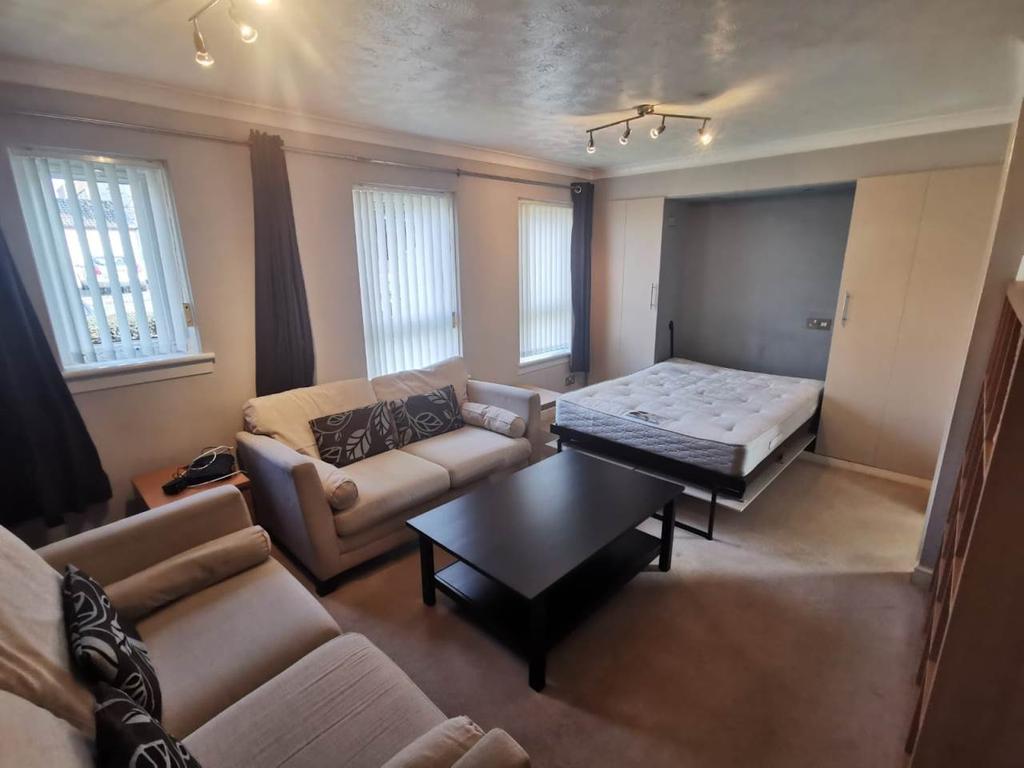 Fauldburn, East Craigs, Edinburgh 1 bed flat £650 pcm (£150 pw)