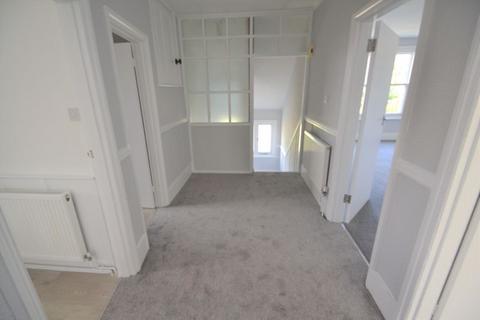 2 bedroom flat to rent, Blyth Road, Bromley