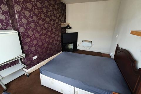 1 bedroom in a house share to rent, Room 4