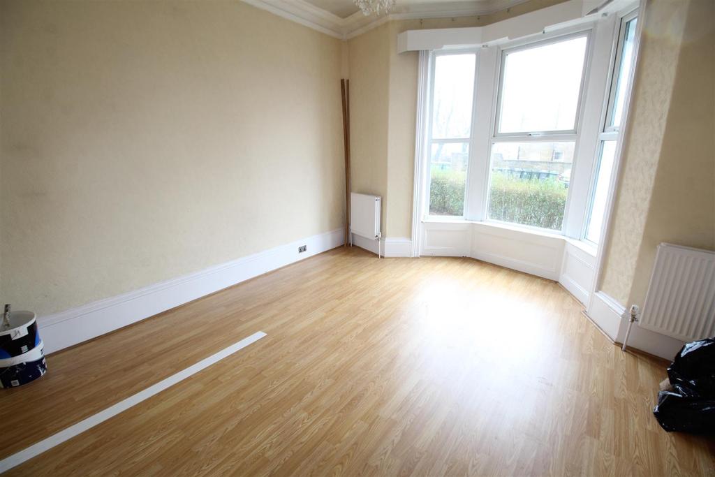 Manor Lane, Shipley 2 bed townhouse £550 pcm (£127 pw)