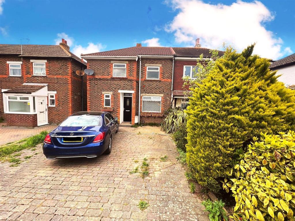 White Hart Lane, Portchester 3 bed semidetached house £325,000