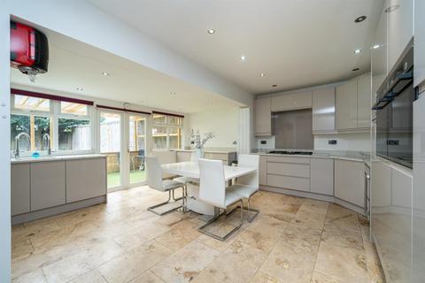 4 bedroom semi-detached house for sale - Russell Crescent, Leavesden, Watford, Hertfordshire, WD25 7AD
