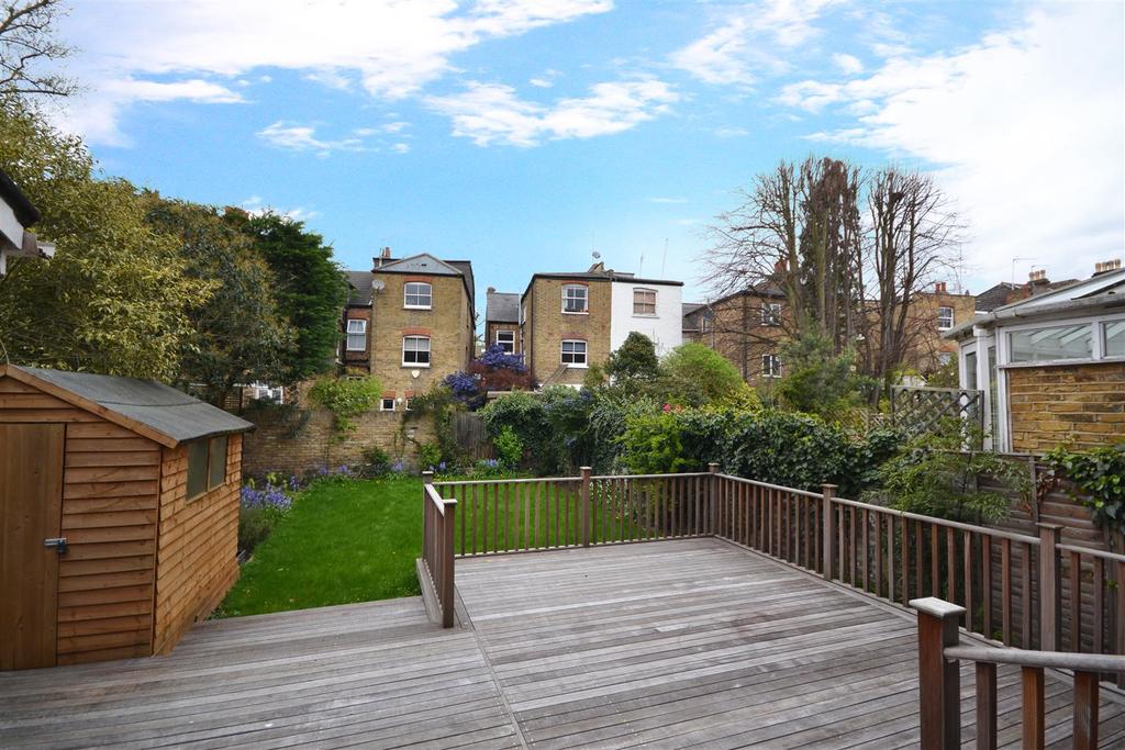 St Stephens Gardens, East Twickenham 2 bed flat £925,000