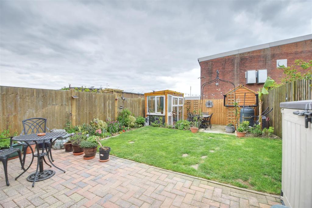 Ridgewood Gardens, BexhillOnSea 3 bed semidetached house £375,000