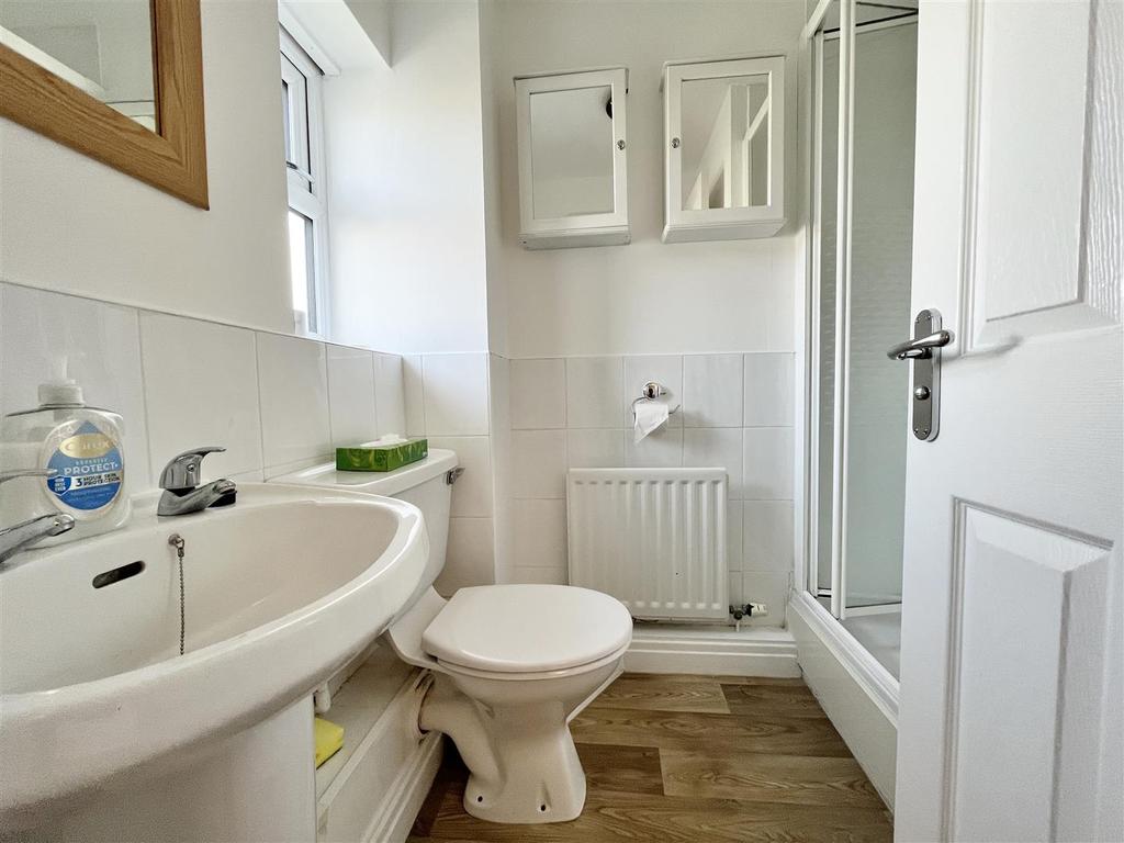 En suite shower room/wc