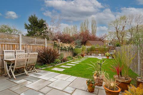 5 Sandringham Road, Worcester Park, KT4 8XW
