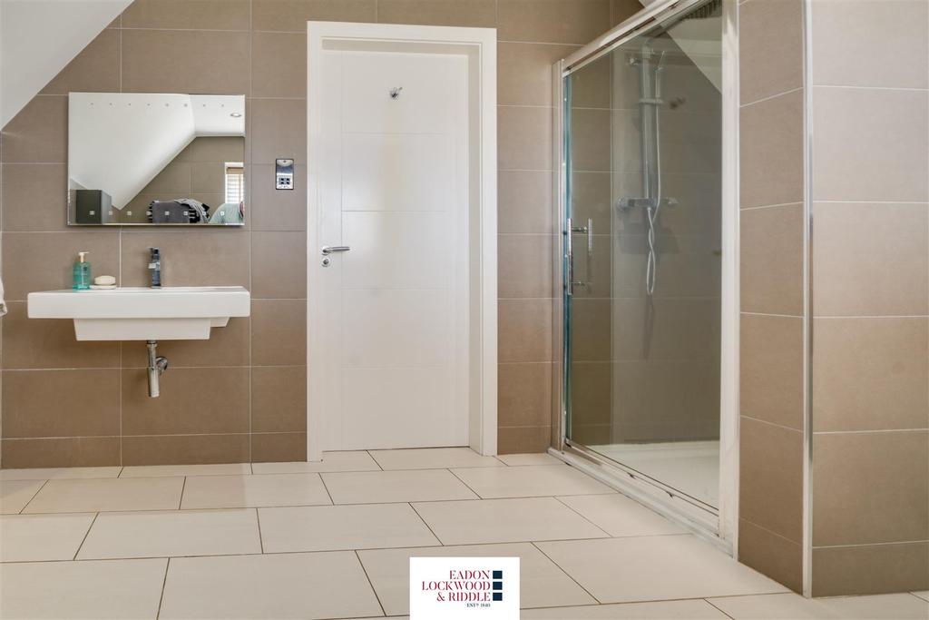 Master Ensuite 1.jpg