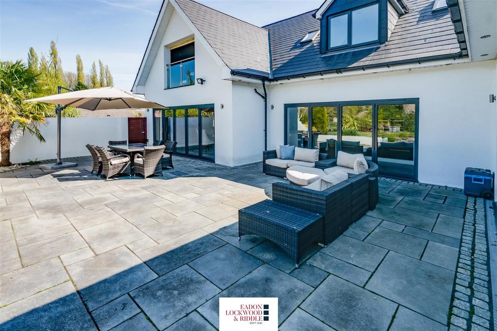 Patio 2.jpg