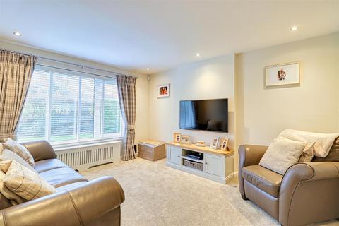 17 Fieldhead Drive, Guiseley, Leeds, LS20 8DX