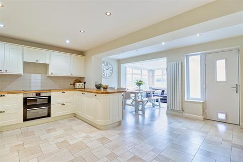 17 Fieldhead Drive, Guiseley, Leeds, LS20 8DX