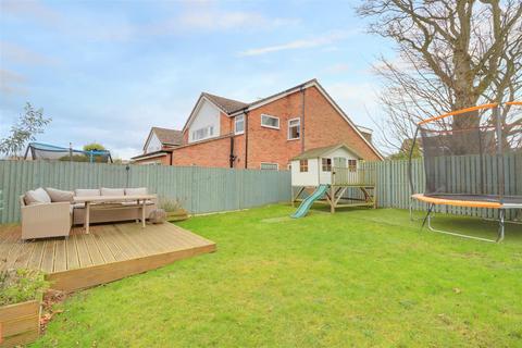 17 Fieldhead Drive, Guiseley, Leeds, LS20 8DX