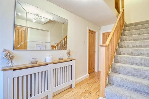17 Fieldhead Drive, Guiseley, Leeds, LS20 8DX