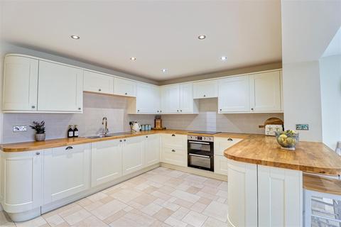 17 Fieldhead Drive, Guiseley, Leeds, LS20 8DX