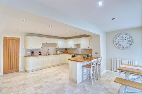17 Fieldhead Drive, Guiseley, Leeds, LS20 8DX