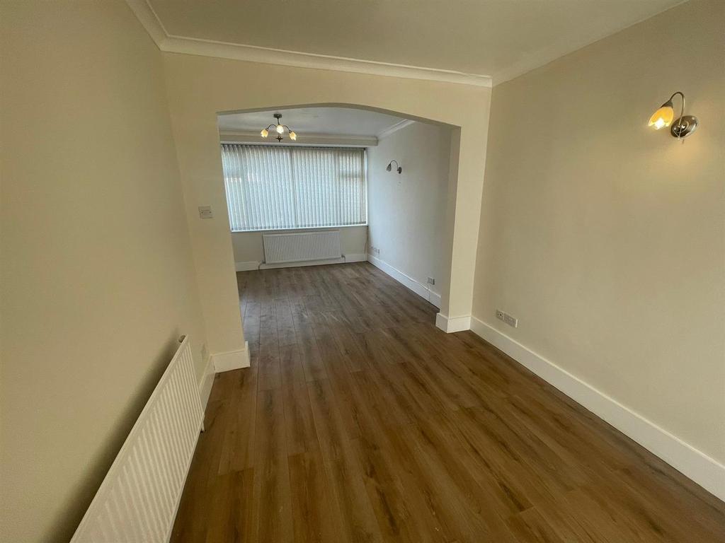 Turner Road, Edgware 3 bed terraced house £1,900 pcm (£438 pw)