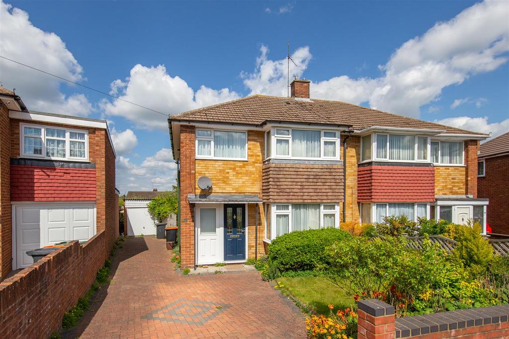 Lockington Crescent, Dunstable, Bedfordshire 3 bed semidetached house