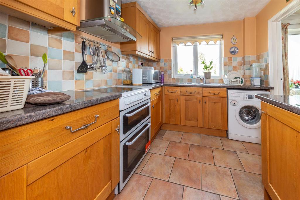 Lockington Crescent, Dunstable, Bedfordshire 3 bed semidetached house