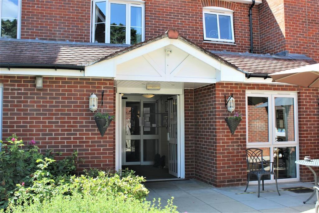 Oyster Lane, West Byfleet KT14 1 bed retirement property for sale £120,000