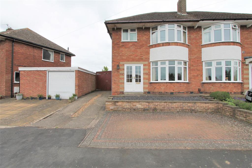 Seagrave Drive, Oadby, Leicester LE2 3 bed semidetached house £295,000