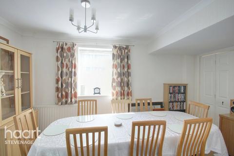 97 Oaks Cross, Stevenage, SG2 8LT