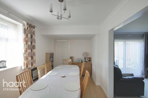 97 Oaks Cross, Stevenage, SG2 8LT