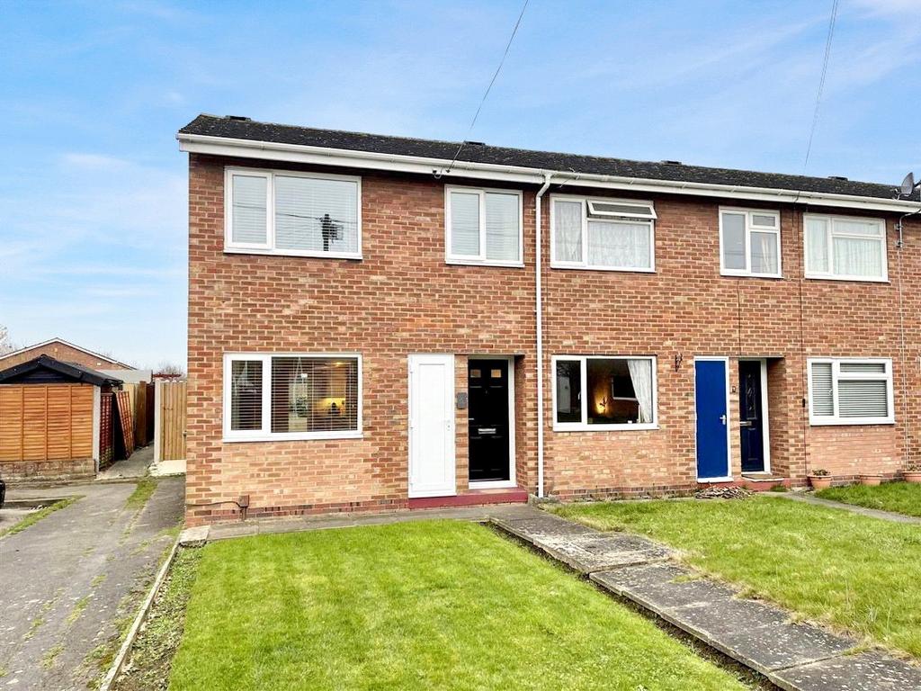 Finstock Close, Cheltenham, Gloucestershire, GL51 3 bed end of terrace